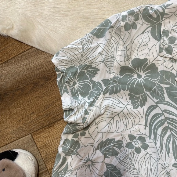 Ocean Drive tropical floral rayon button down collard top - Picture 9 of 10